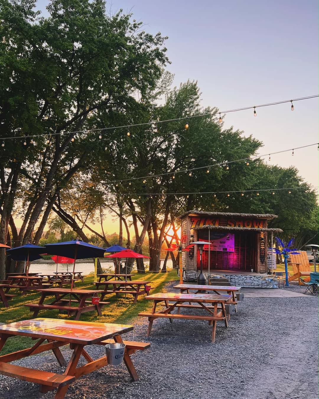 Terrasse du Tiki Show sous les guirlandes au coucher du soleil