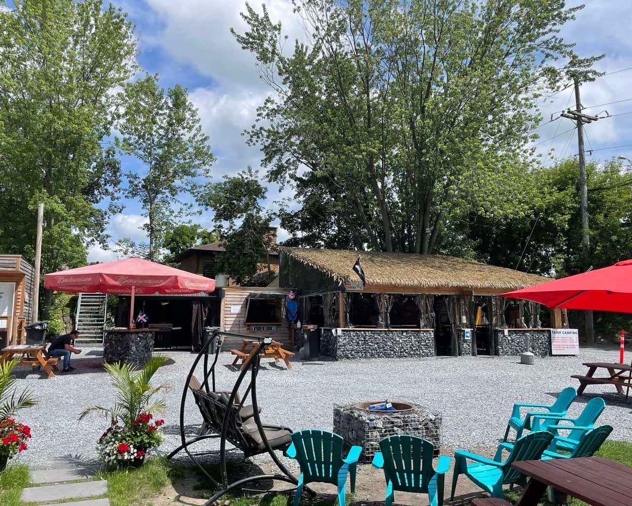 Tiki Bar et terrasse aménagée de la Base Plein Air
