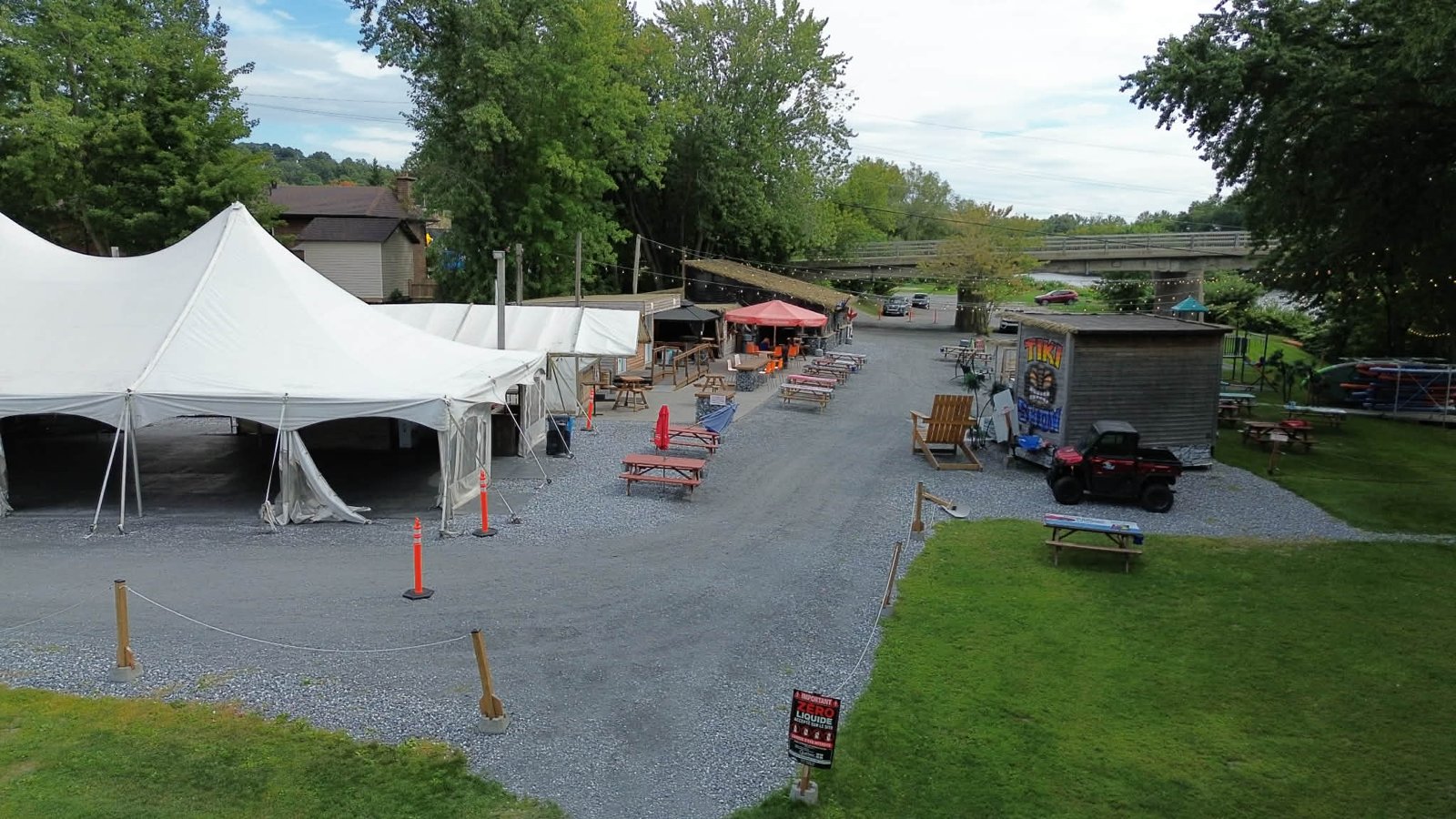 Grand chapiteau blanc de la Base Plein Air de la Chaudière