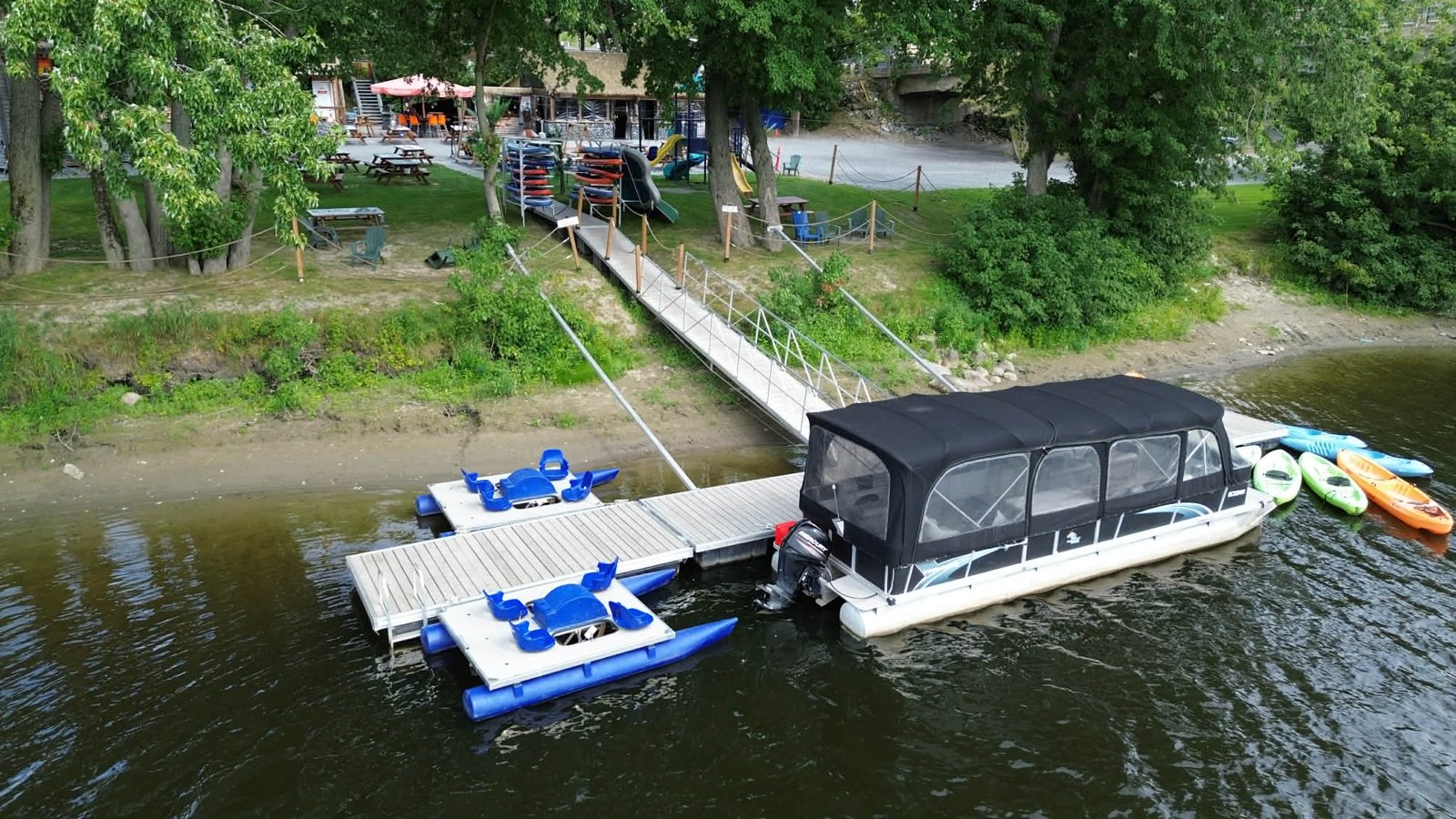 Pédalos bleus et ponton couvert au quai de la Base, sur la rivière Chaudière