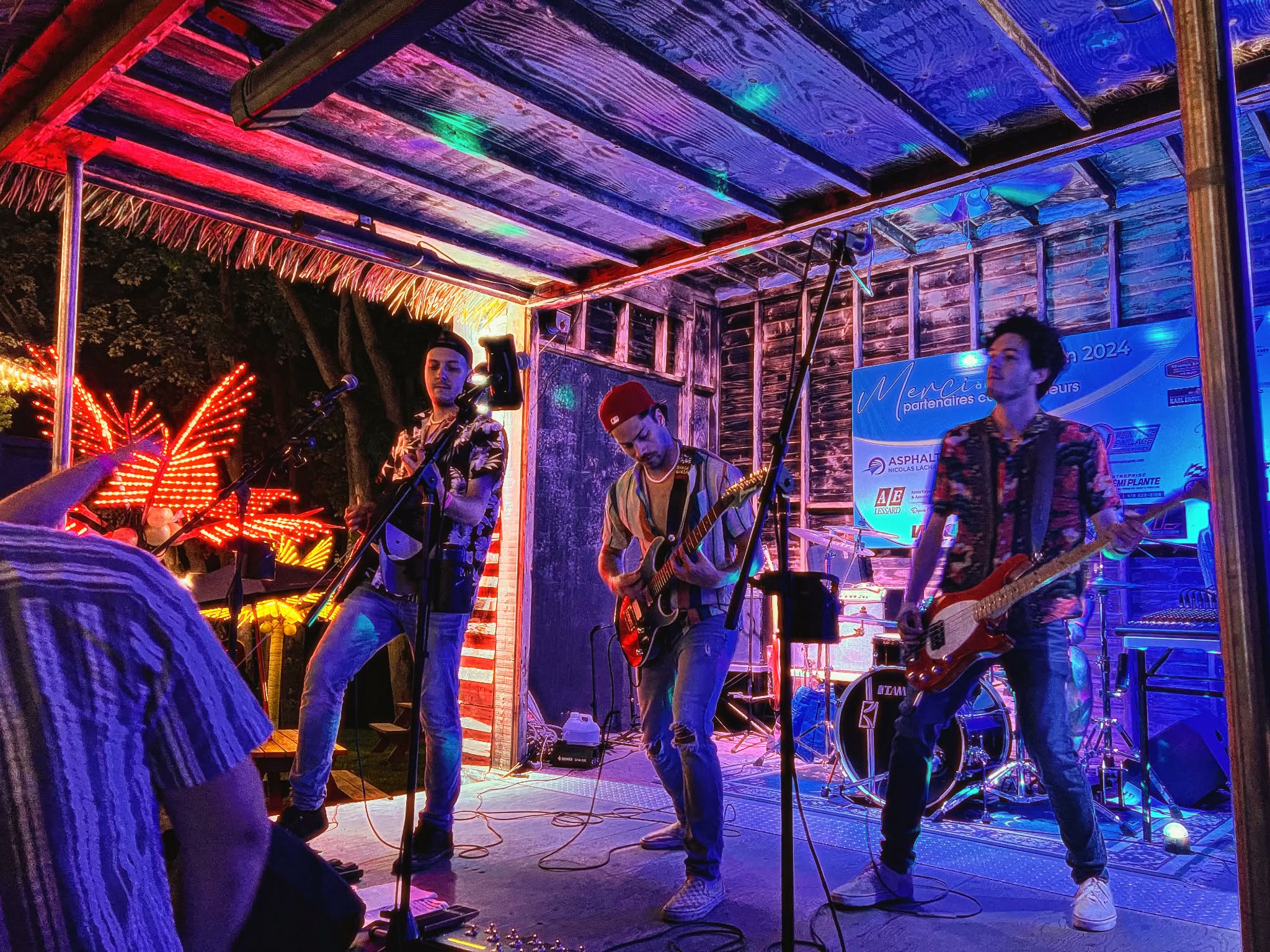 Groupe de musique sur la scène du Tiki-Bar