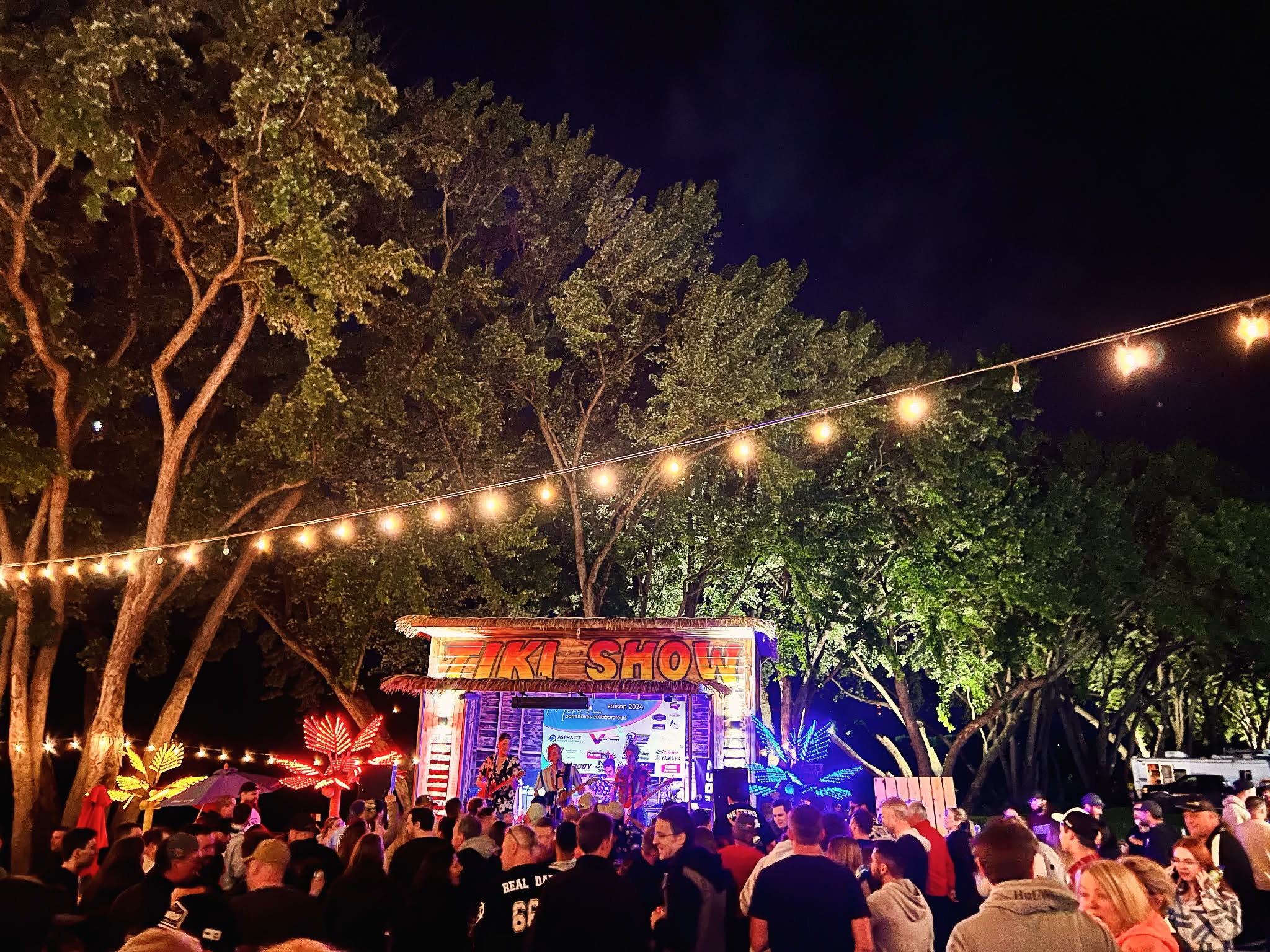 Soirée animée au Tiki Bar de la Base Plein Air